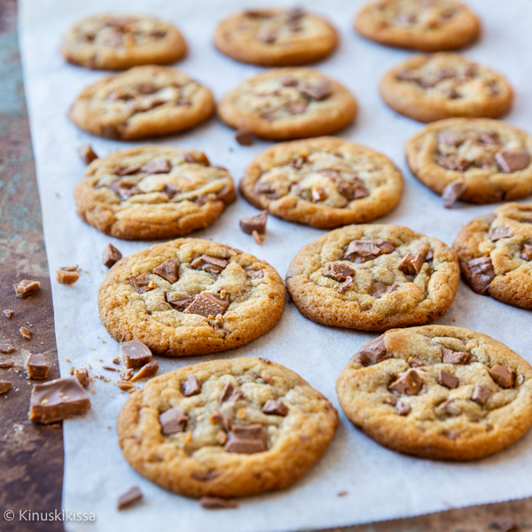 https://www.kinuskikissa.fi/wp-content/uploads/kinuskit/thumbs/2_daim-chocolate-chip-cookies-resepti_400x400.jpg