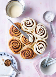 https://www.kinuskikissa.fi/wp-content/uploads/sini/2024/09/cinnamon-rolls-218x300.jpg